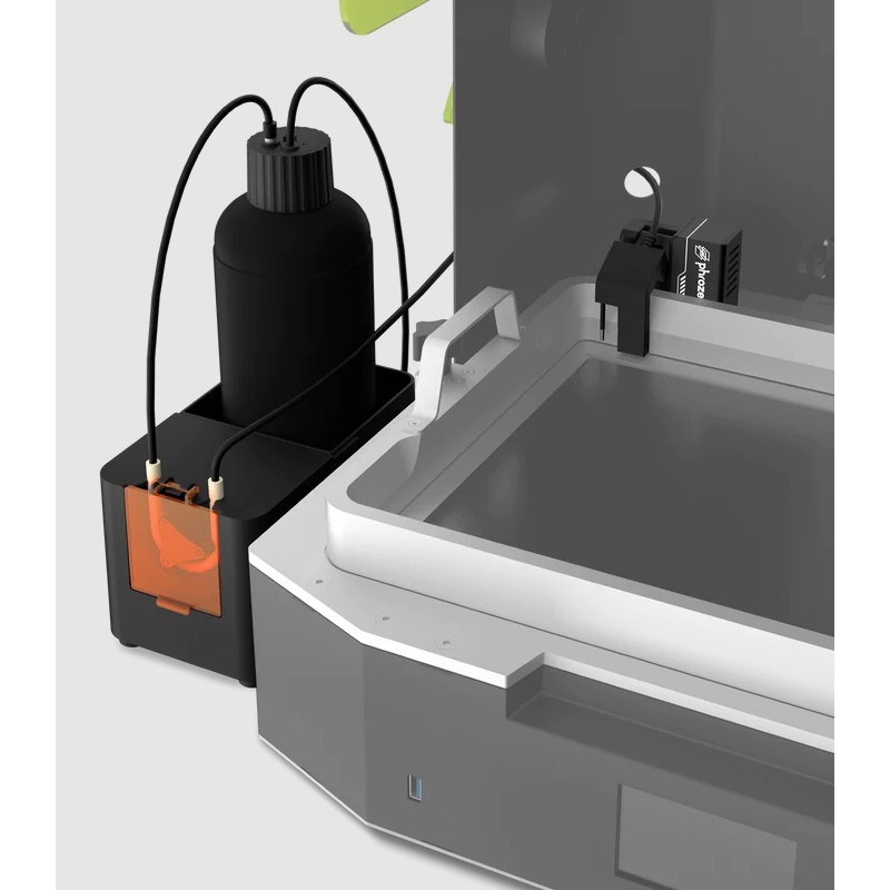 Système Phrozen Pump & Fill pour Sonic Mega 8KS installé à côté de l'imprimante