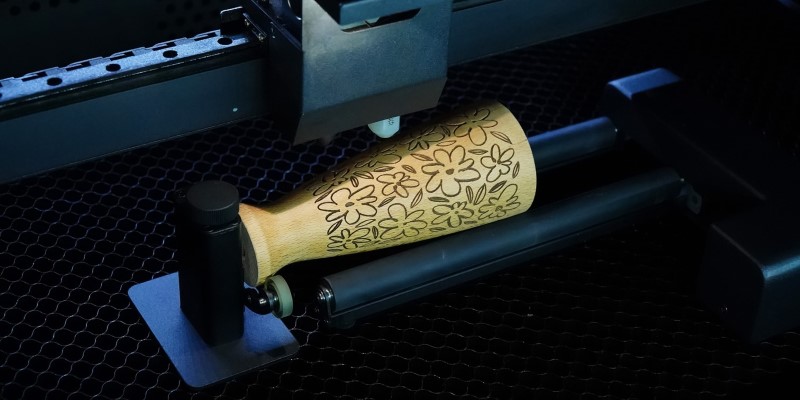 Vase en bois gravé au laser avec FLUX Rotary 2.0