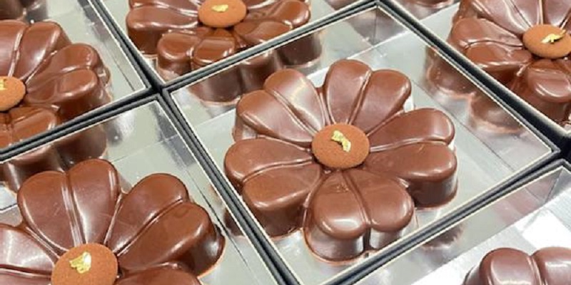 Fleur en chocolat moulée dans un moule thermoformé